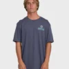 Single Fin Premium kortärmad stickad T-shirt i Shorts-stil Single Fin Premium kortärmad stickad T-shirt i Shorts-stil