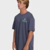 Single Fin Premium kortärmad stickad T-shirt i Shorts-stil Single Fin Premium kortärmad stickad T-shirt i Shorts-stil