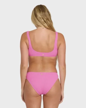 Sommar-bikinitopp med hög rund hals Sommar-bikinitopp med hög rund hals