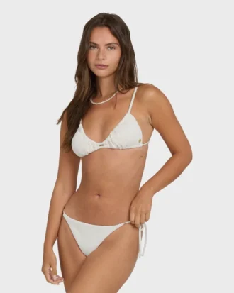 Sommar-bikinitrosa med höga sidoknutar