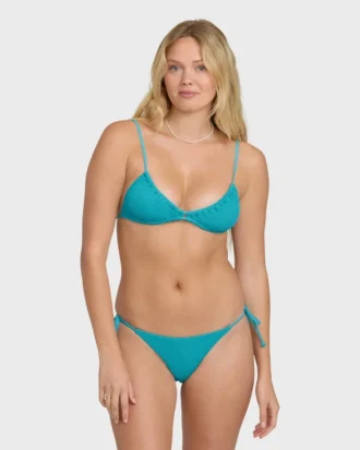 Sommar-bikinitrosa med höga sidoknutar