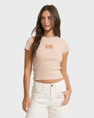 T-shirt med tre lager och korta ärmar T-shirt med tre lager och korta ärmar